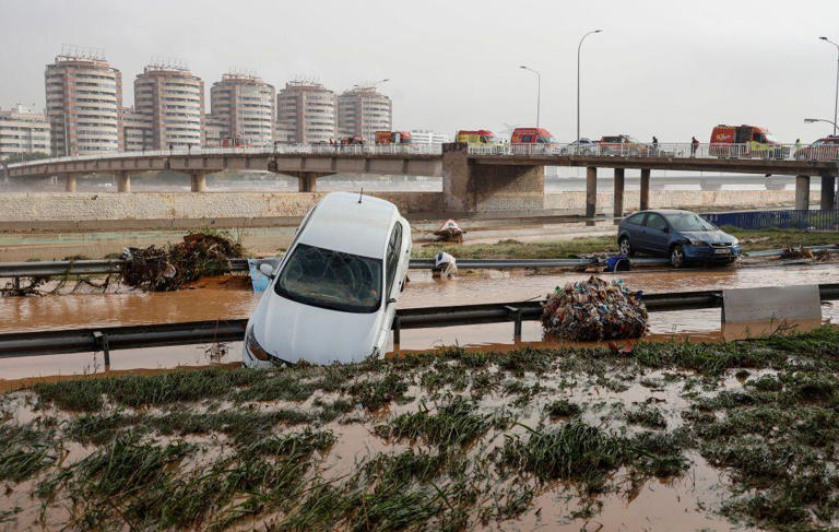 1 ano de chuva em 8 horas: a devastação provocada por 'tempestade do século' que matou ao menos 72 na Espanha