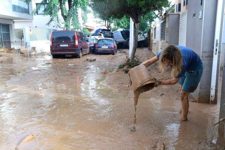 Muchas personas debieron permanecer en el techo de sus casas y carros.