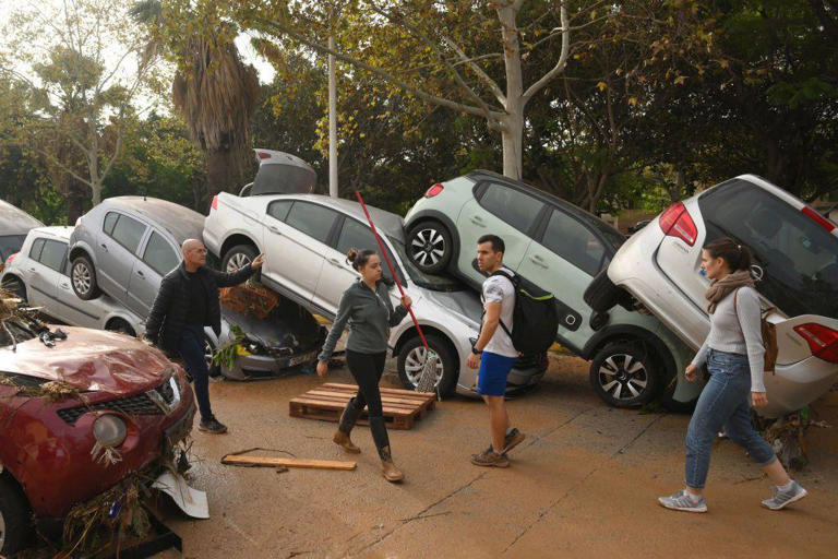 1 ano de chuva em 8 horas: a devastação provocada por 'tempestade do século' que matou ao menos 72 na Espanha