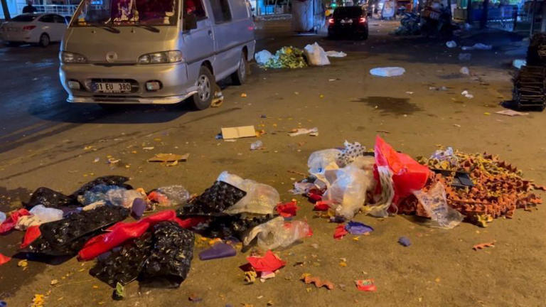 İstanbul'da belediye işçileri greve gitti, çöpler sokakta kaldı