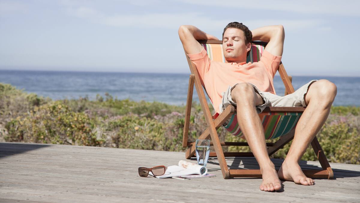 Мужчина отдыхает. Мужчина на шезлонге. Мужчина в гамаке. Мужчина на природе. Человек отдохнуло в августе.