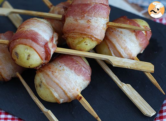 Vorspeisen-spieße mit kartoffeln und geräucherter brust