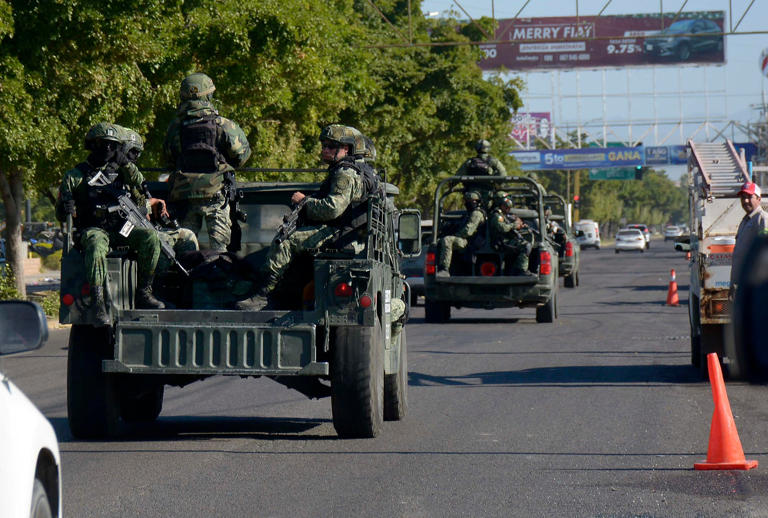 Imagen de archivo de miembros del Ejército mexicano patrullando en la ciudad de Culiacán, estado de Sinaloa. | EFE/ Juan Carlos Cruz