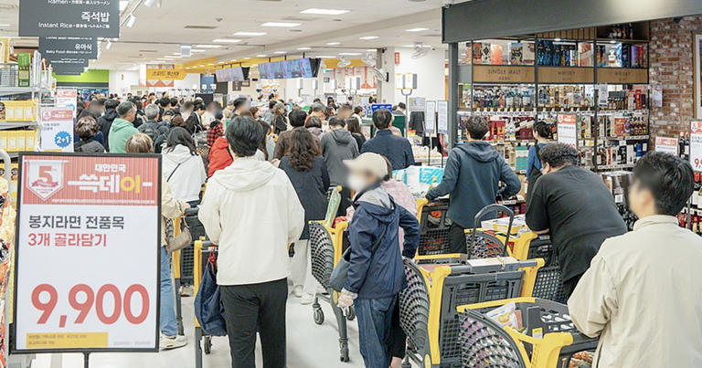 이마트 '쓱데이' 행사가 시작된 1일 서울 용산구 이마트 용산점에서 고객들이 결제를 기다리며 길게 줄을 서고 있다. / 이마트 제공