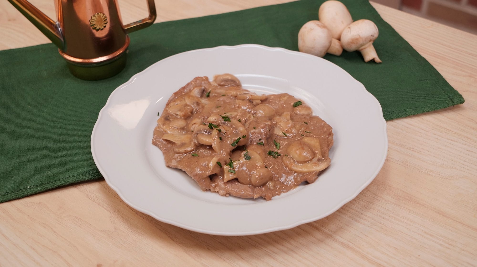 Scaloppine ai funghi: la ricetta del secondo autunnale facile e avvolgente