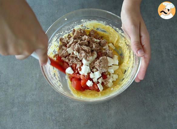 Passo 3 - Bolinho de atum, tomate e queijo feita (muffins salgados)