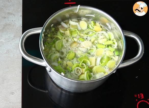 Schnelle und einfache kartoffel-lauch-suppe