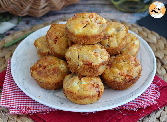 Bolinho de atum, tomate e queijo feita (muffins salgados)