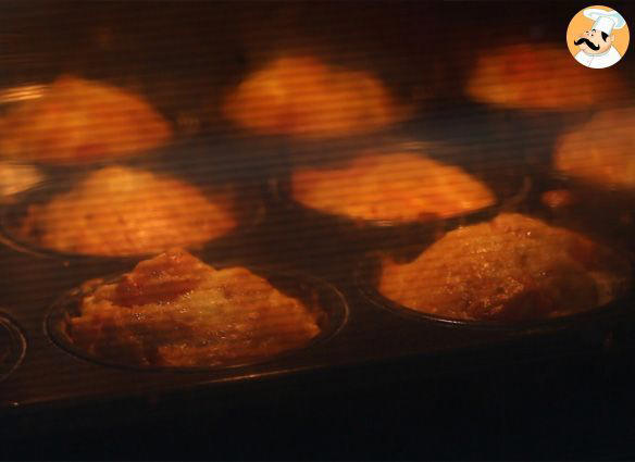 Passo 4 - Bolinho de atum, tomate e queijo feita (muffins salgados)