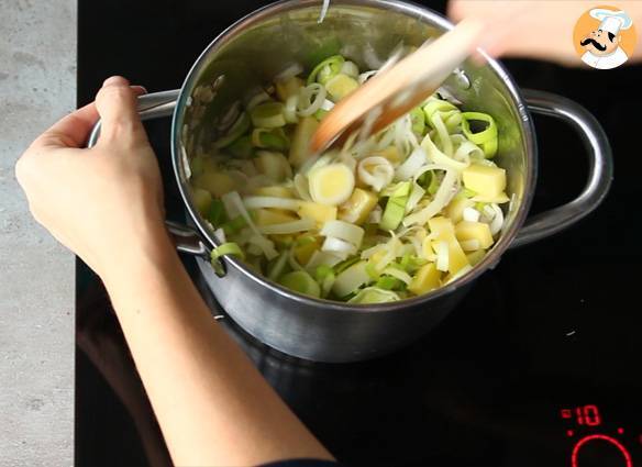 Schnelle und einfache kartoffel-lauch-suppe