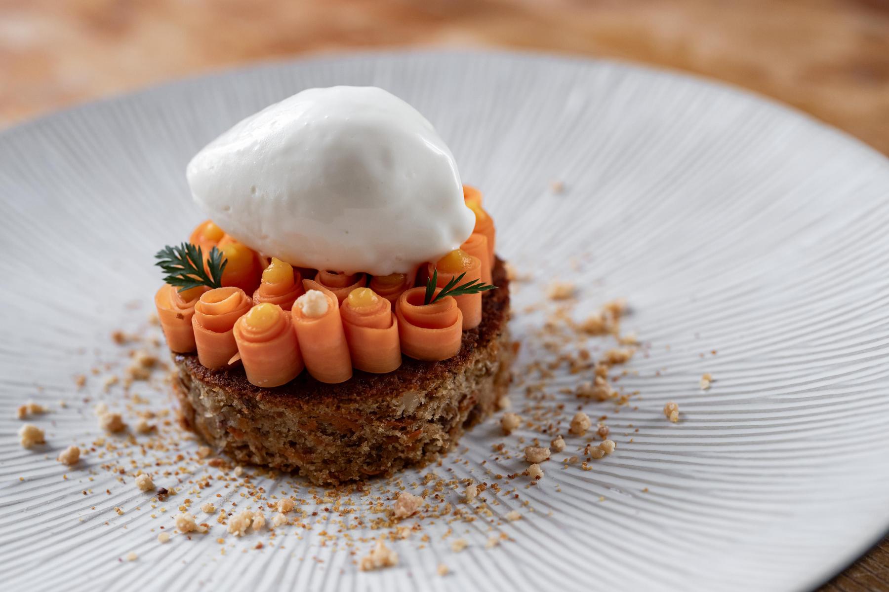 Rezepttipp: Karottenkuchen mit Sauerrahmeis und eingelegten Karotten