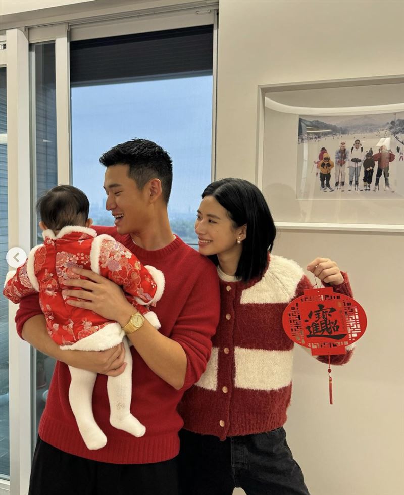 周興哲現在的重心都在家庭，與老婆趙岱新感情融洽，即將升格二寶爸。（圖／《COSMOPOLITAN.COM》提供）