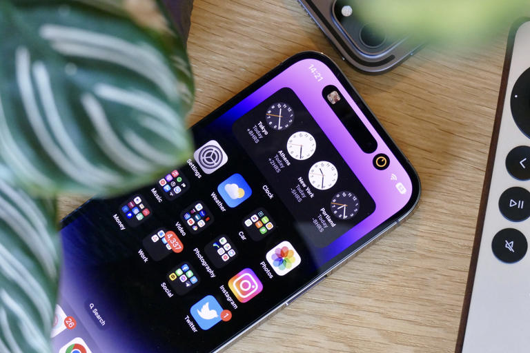 Will my phone change for daylight saving time automatically?