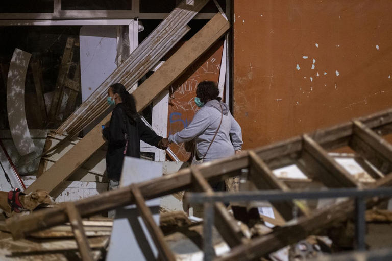 Los afectados siguen viviendo entre barro y escombros. (EP)