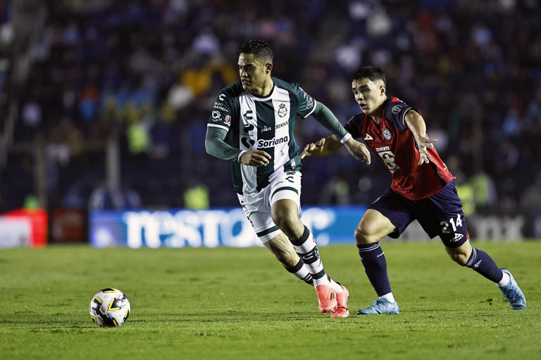 MEX4316. CIUDAD DE MÉXICO (MÉXICO), 03/11/2024.- Stephano Carrillo (i) de Santos disputa un balón con Mateo Levy de Cruz Azul este sábado durante un partido por la jornada 15 del torneo Apertura 2024 de la Liga MX entre Cruz Azul y Santos, en el estadio Ciudad de los Deportes de Ciudad de México (México). EFE/ Sáshenka Gutiérrez 