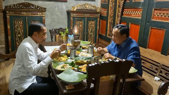 Presiden Prabowo Subianto makan bersama Jokowi di Angkringan Semar, Solo, Minggu (3/11/2024). Foto: kumparan