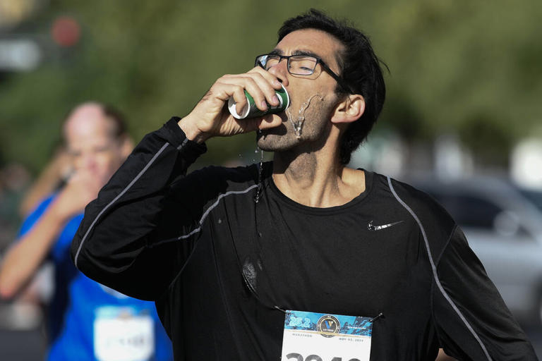 Runners flood streets for Las Vegas Marathon — PHOTOS