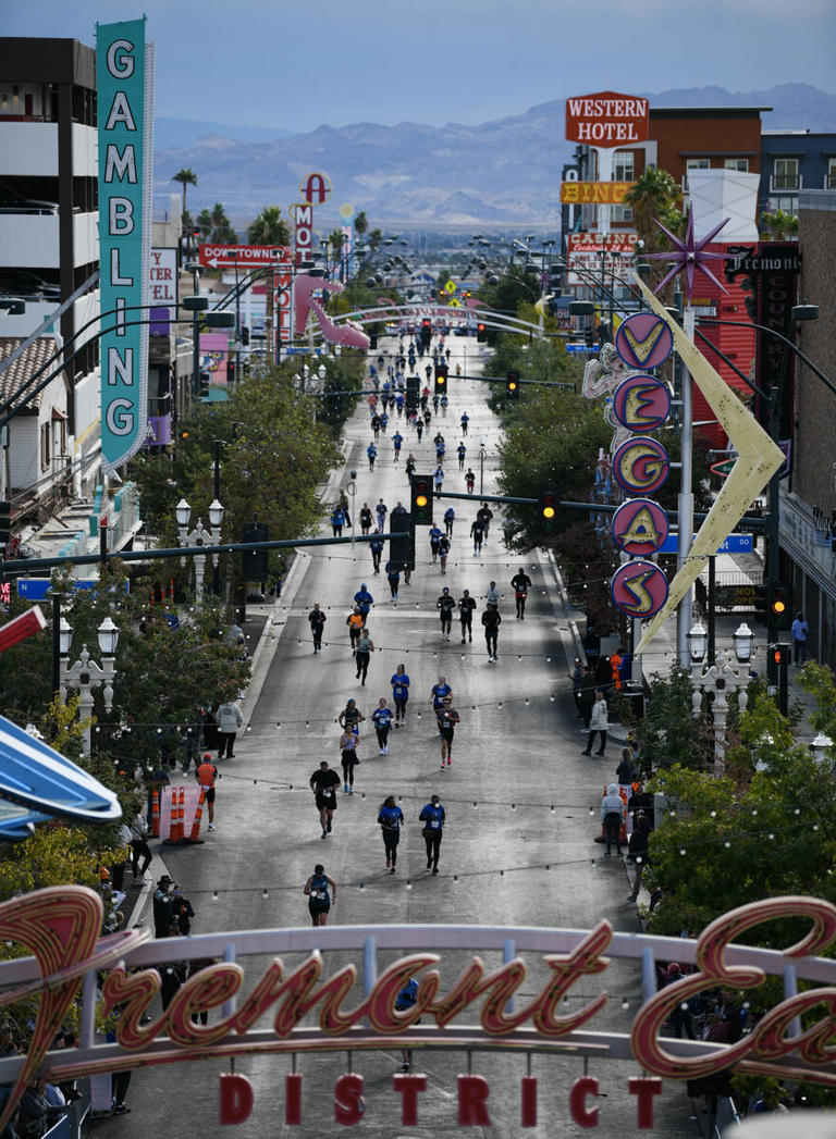 Runners flood streets for Las Vegas Marathon — PHOTOS