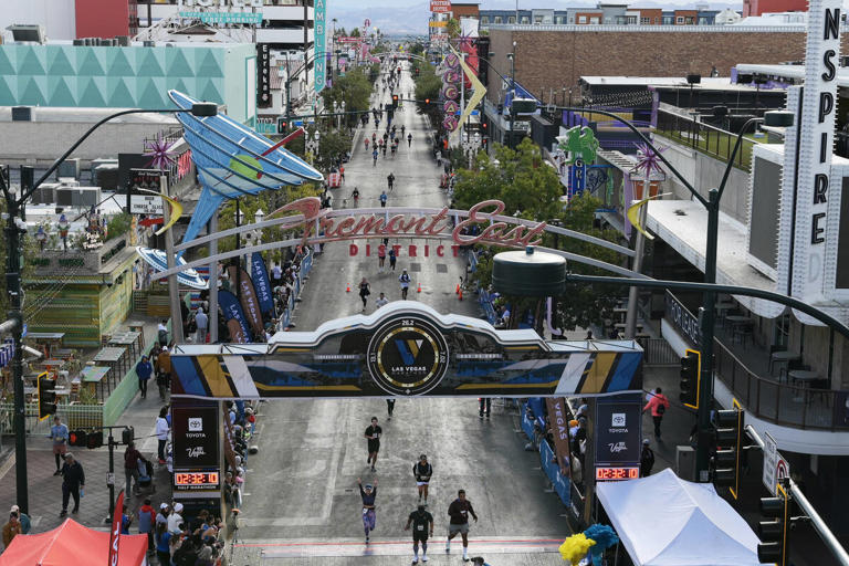 Runners flood streets for Las Vegas Marathon — PHOTOS