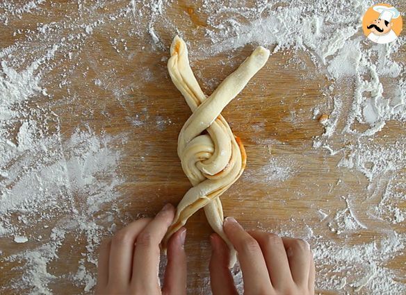 Geflochtene brioches mit aprikosen