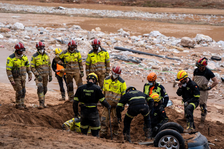 Búsqueda de víctimas en una zona afectada por la DANA, a 3 de noviembre de 2024, en Paiporta, Valencia, Comunidad Valenciana (España). La Generalitat valenciana ha decidido limitar durante la jornada de hoy el tránsito de personas en los municipios más afectados por la DANA, que el pasado 29 de octubre arrasó la provincia de Valencia y que deja ya una cifra de fallecidos de más de 210. Además, se ha decretado un nivel de alerta naranja por lluvias de hasta 150 litros por metro cuadrado en estas zonas. 03 NOVIEMBRE 2024;DANA;TEMPORAL;LLUVIA;ARRASADO;INUNDACIONES;PRECIPITACIONES Matias Chiofalo / Europa Press 03/11/2024