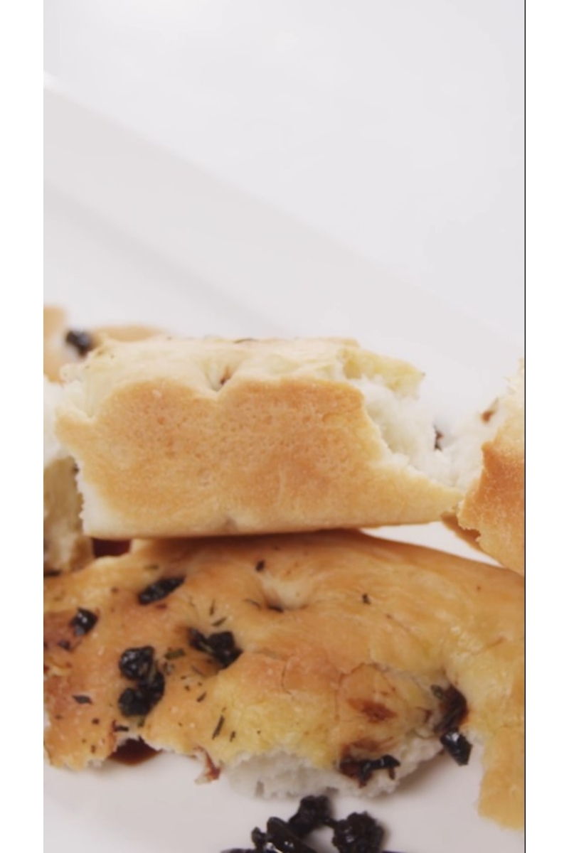 Einfache hausgemachte Focaccia mit Oliven und Rosmarin