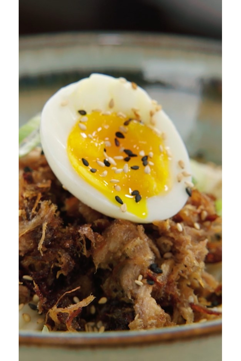Schnelle karamellisierte Schweinefleisch-Ramen für kräftige Aromen