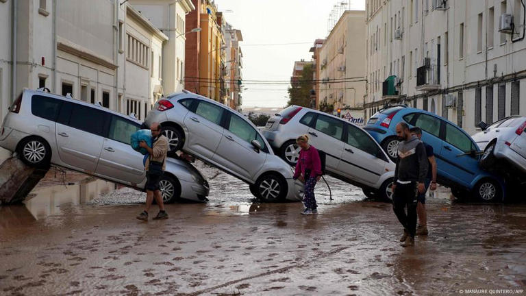 Una hilera de autos en una calle en el distrito de La Torre (Valencia) tras las fuertes inundaciones.