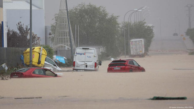 Varios autos atrapados en mitad de la carretera por las fuertes lluvias en Toledo, España, en septiembre de 2023.