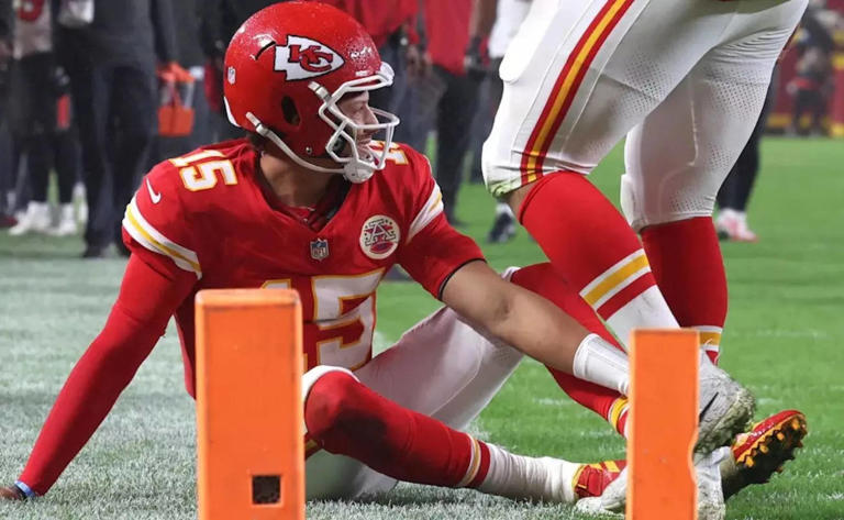 Patrick Mahomes injury update: Chiefs QB hurts ankle on touchdown pass,  briefly leaves game against Buccaneers