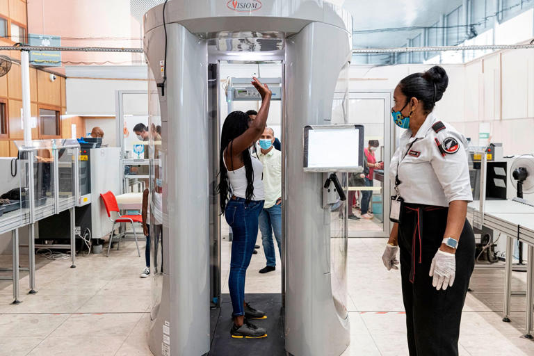 What do airport body scanners really see 