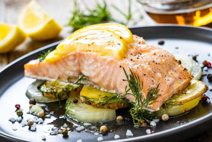 Salmón con salsa de limón preparado en olla exprés