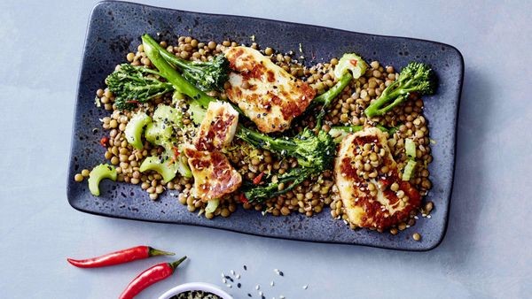 Türkischer Linsensalat mit gebratenem Halloumi