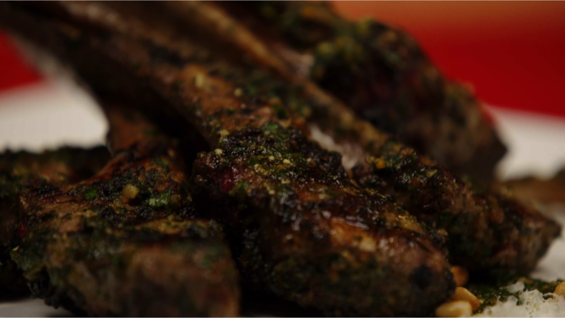 Lammkoteletts mit Basilikum- und Nelkenpesto, eine schmackhafte Fusion