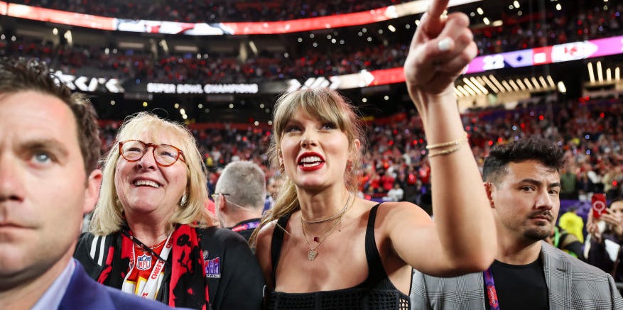 Taylor Swift Shares Sweet Moment With Mom Andrea Swift After Toronto Show