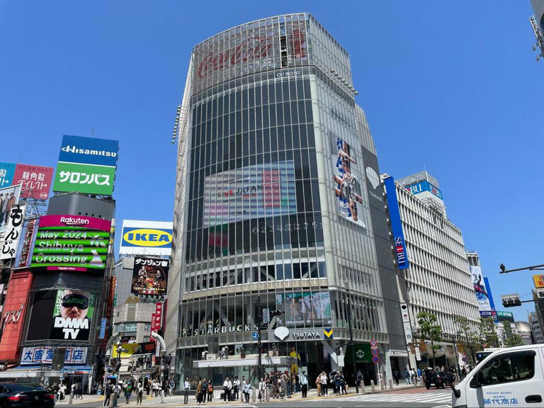 SHIBUYA TSUTAYAにあるスターバックスも激混みだ。それに外国人が多い（筆者撮影）