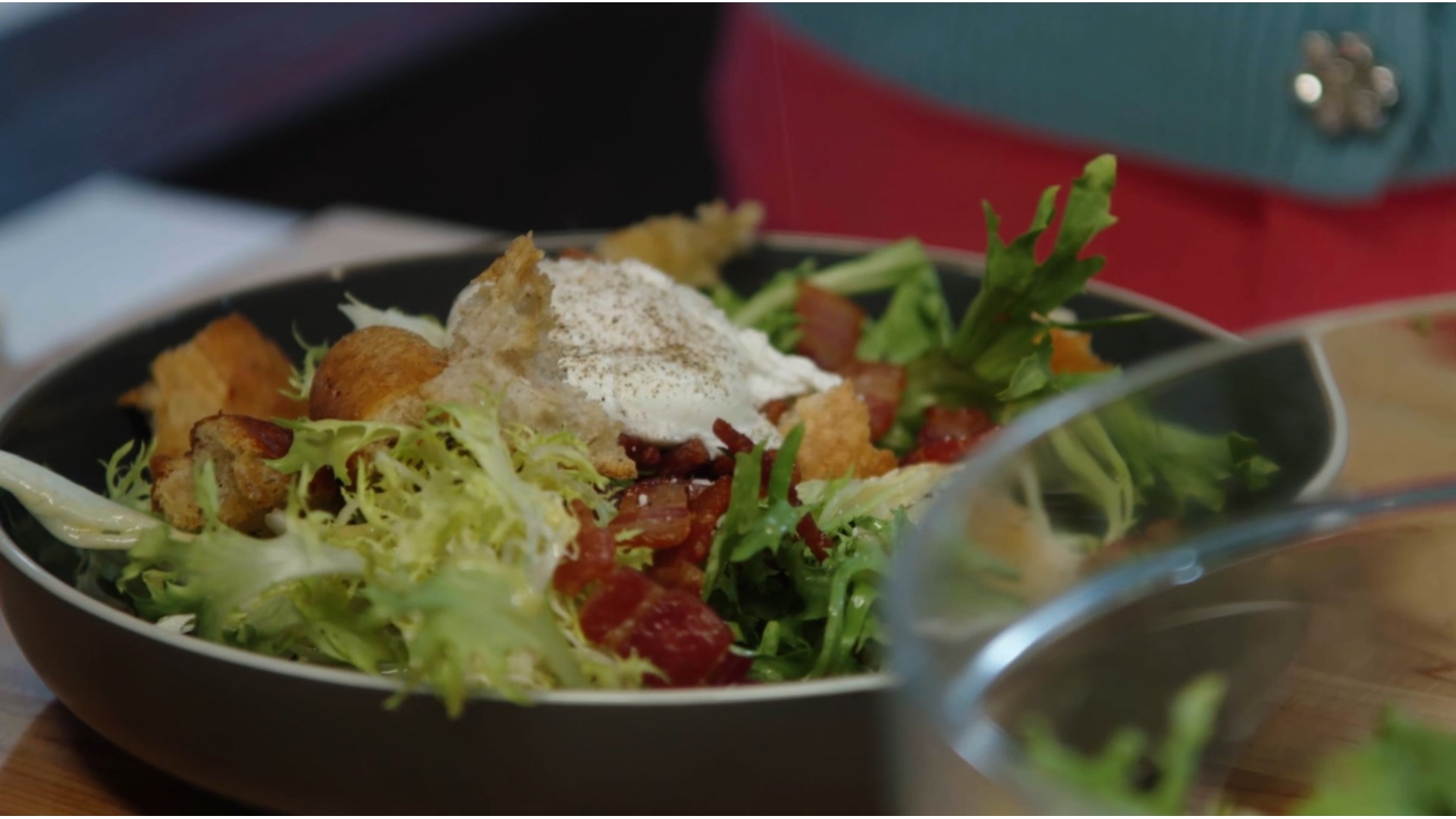 Klassische Salade Lyonnaise, ein französischer Favorit