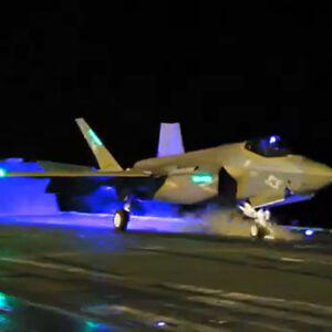 Nachtstart F-35C Lightning des US Marine Corps von der USS Lincoln