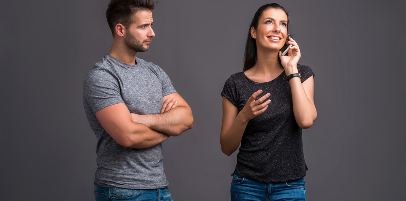 Мужчина напротив женщины. Мужчина и женщина продолжение. Образ на первое свидание. Мужчина ревнует. Мужчина и женщина задумались.