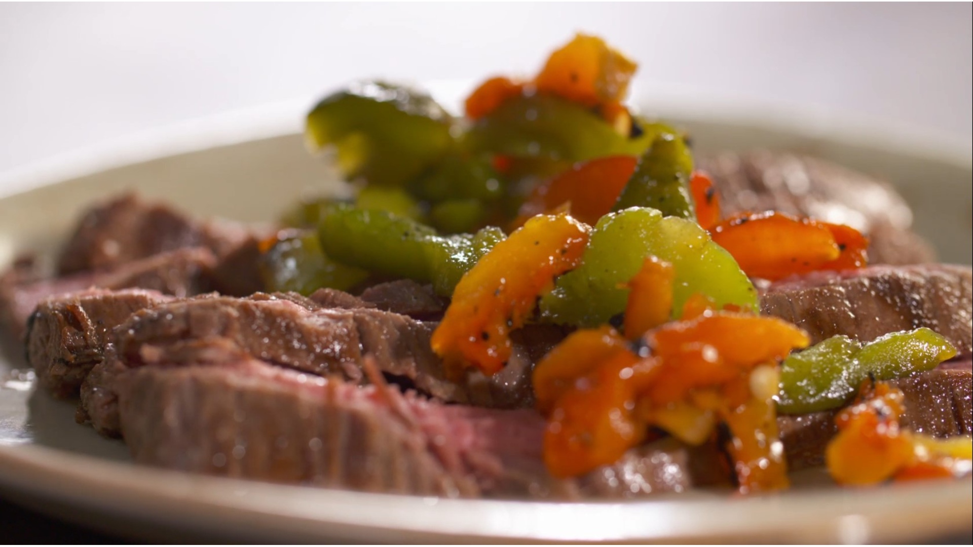 Authentisches Carne Asada mit gegrillten Paprikaschoten und Maistortillas