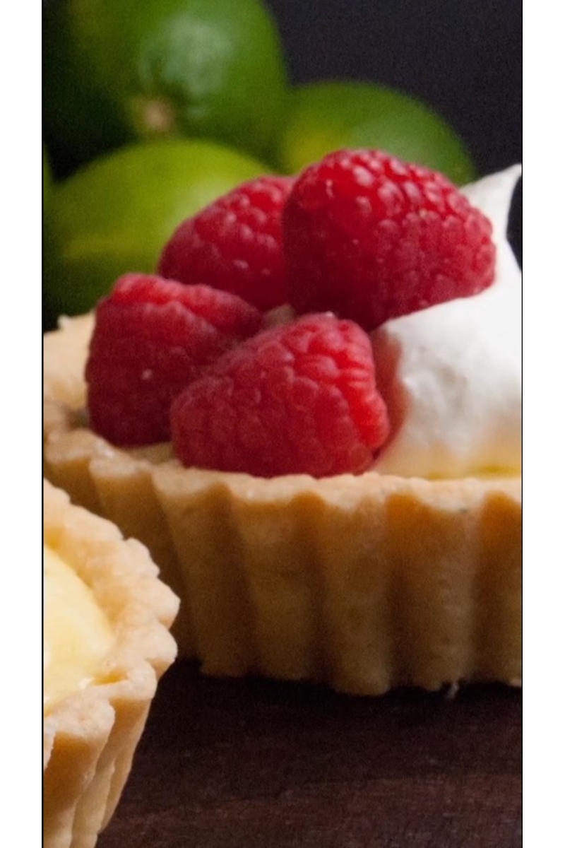 Spritzige Limetten-Quark-Torte mit Blätterteigkruste