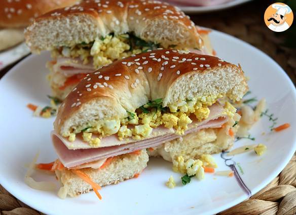 Truthahn-bagel-sandwich mit krautsalat und hartgekochtem ei