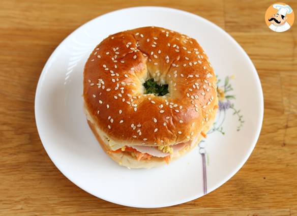 Truthahn-bagel-sandwich mit krautsalat und hartgekochtem ei
