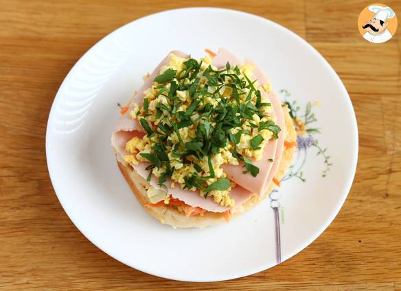 Truthahn-bagel-sandwich mit krautsalat und hartgekochtem ei