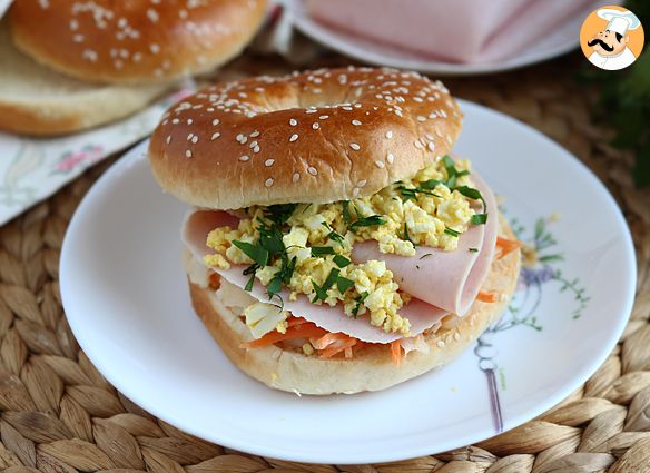 Truthahn-bagel-sandwich mit krautsalat und hartgekochtem ei
