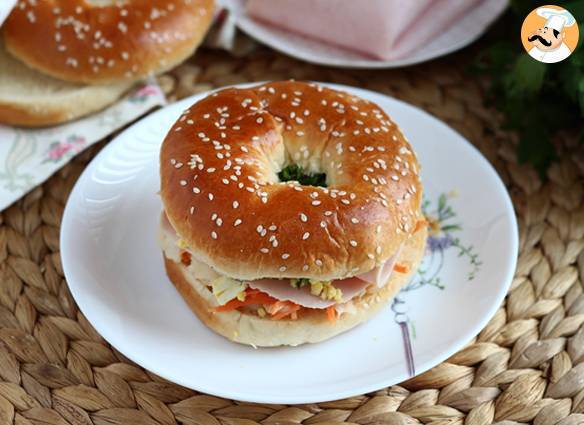 Truthahn-bagel-sandwich mit krautsalat und hartgekochtem ei