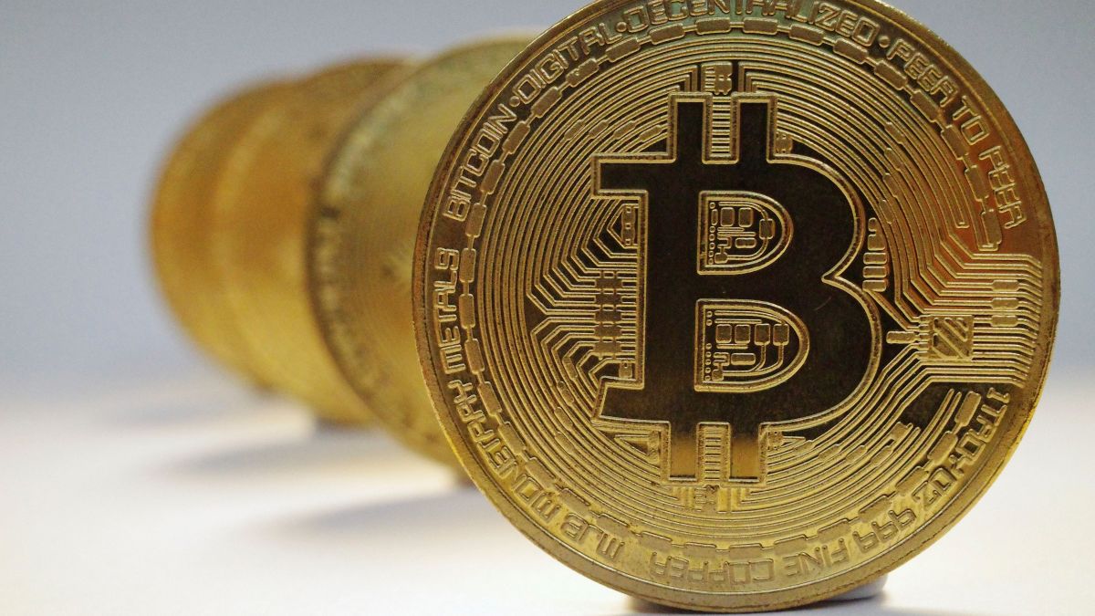 Bitcoin avança acima de US$ 102 mil com alta demanda por ativos digitais