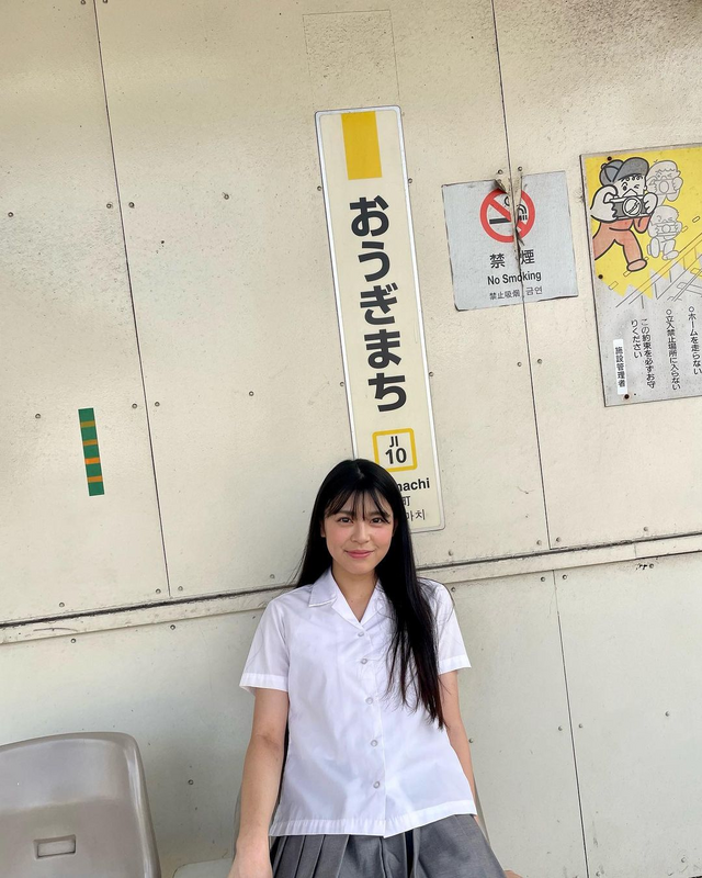 フレッシュな制服と素の笑顔がイイ…！ NMB48・板垣心和、19歳の“制服