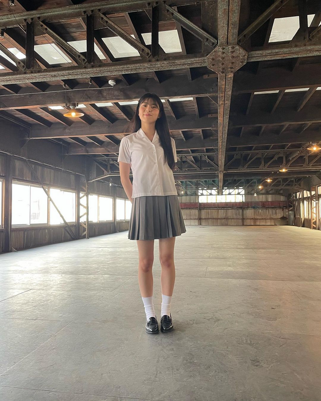 フレッシュな制服と素の笑顔がイイ…！ NMB48・板垣心和、19歳の“制服