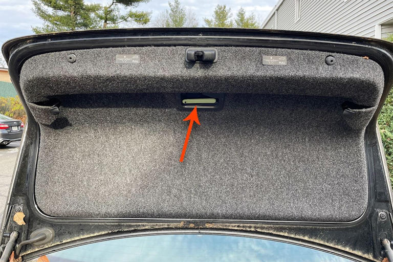 do-you-know-why-cars-have-a-glow-in-the-dark-handle-inside-the-trunk